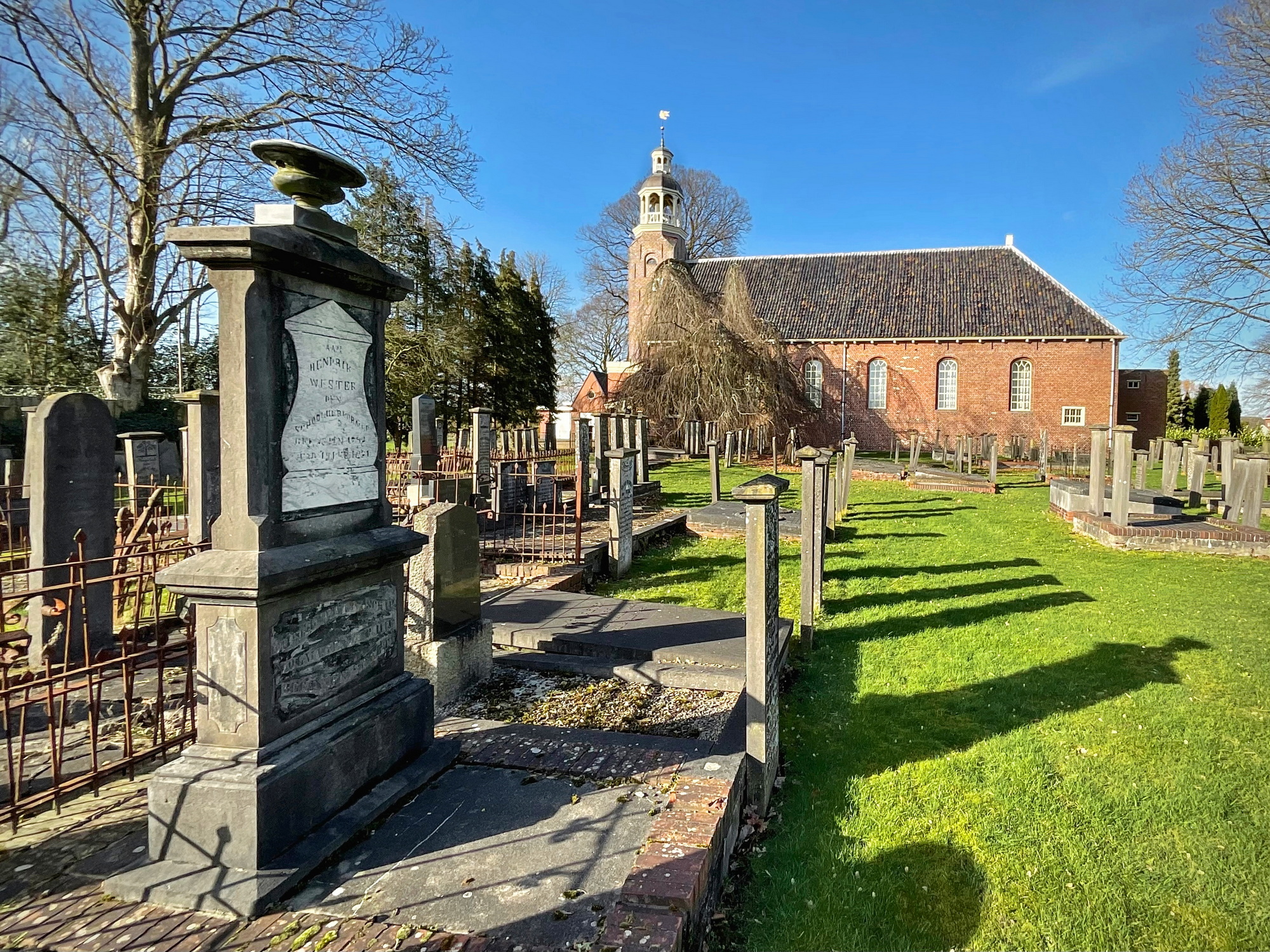 Op de voorgrond het graf van onderwijshervormer Hendrik Wester, met op de achtergrond de Wedderwegkerk. Foto: ©Jur Kuipers